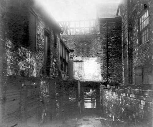 10th September 1928. Kings Arms Yard, off Lowerhead Row, looking south. A horse pulling a cart can be seen through the entrance in the background. Part of the yard has already been pulled down and the rest would soon demolished as part of the plans to widen Lowerhead Row and convert it into part of The Headrow. Text and image taken from Leodis