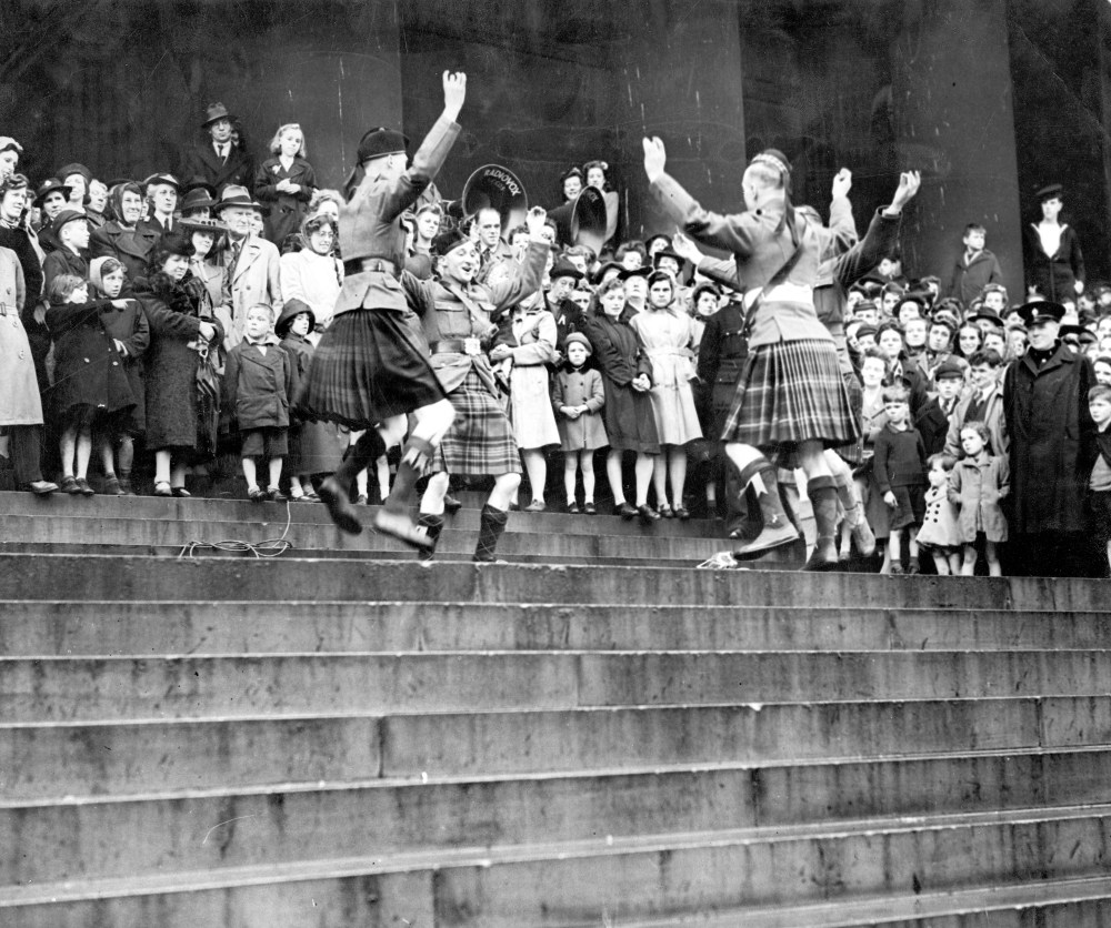 Scottish soldiers dance on Leeds Town Hall steps as part of VE Day celebrations