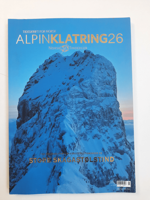 The front cover of AlpinKlatring magazine with an image of Store Skagastolstind peak